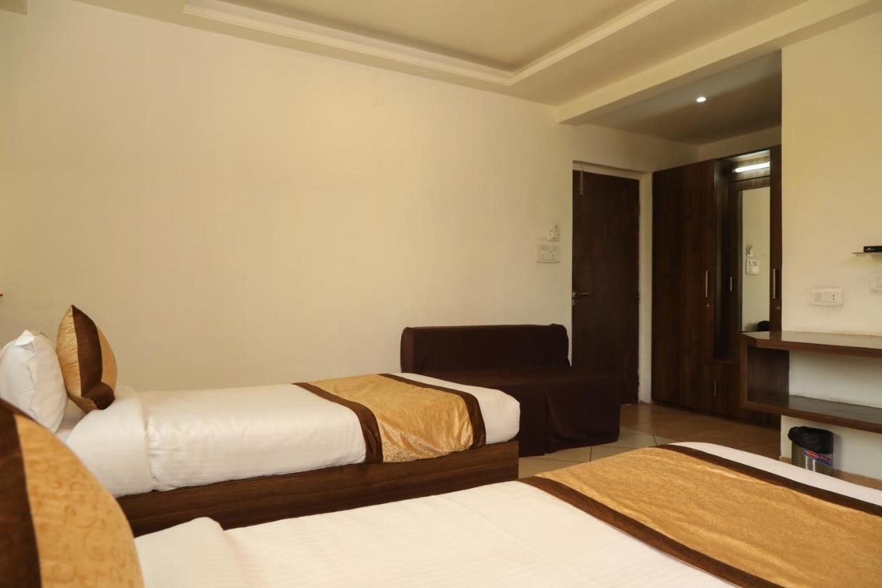 Oyo 10943 Hotel Plus Corporate Khapa  Eksteriør bilde